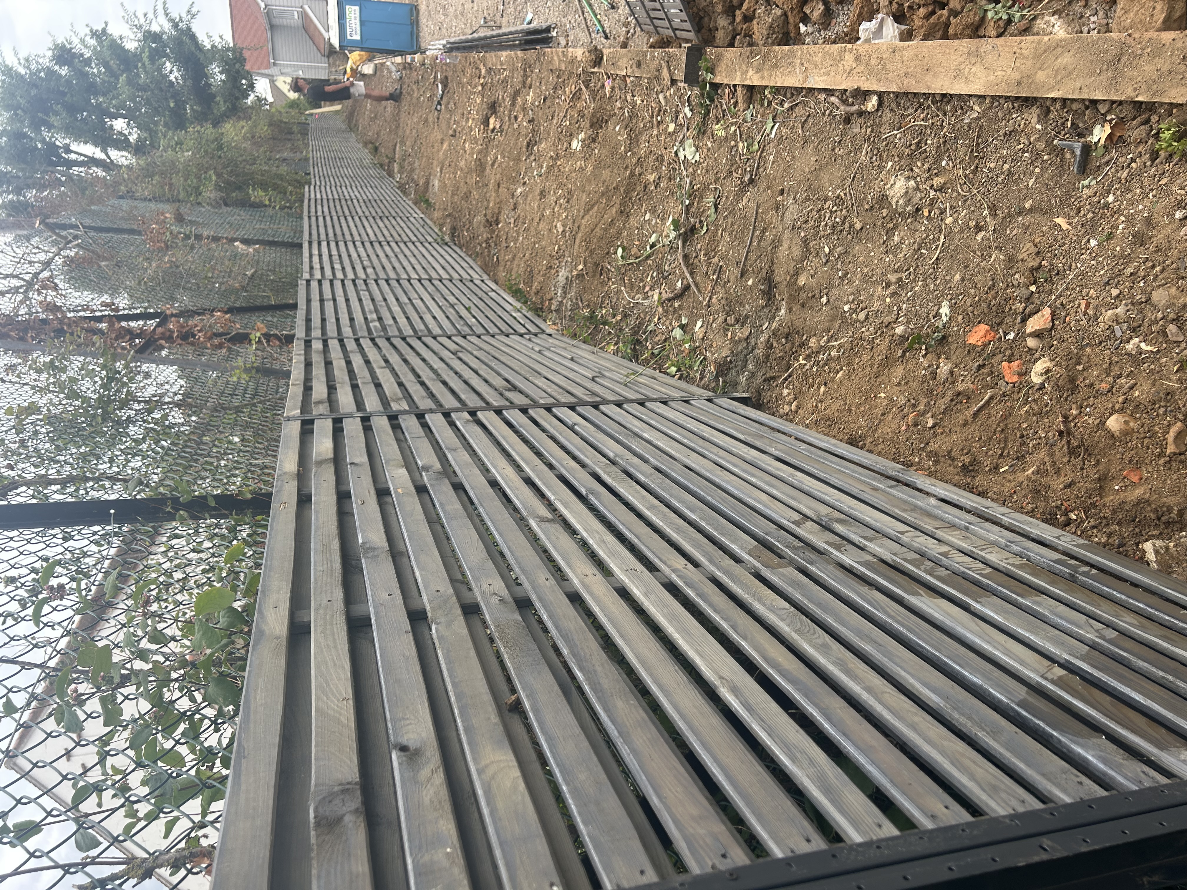 Short privacy fencing — Fencing